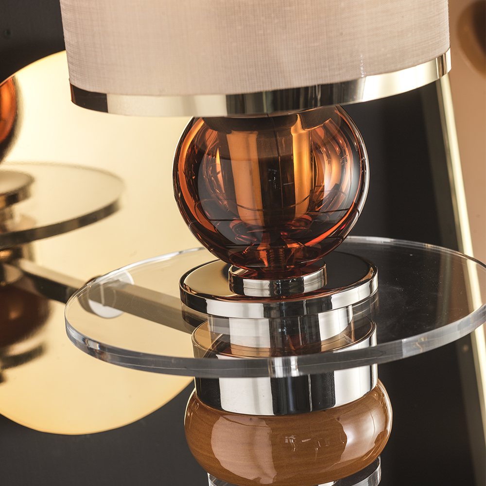 Applique in ottone  e nickel con particolari in ceramica  con  plexiglas e cristallo ambrato Paralume  in lamé oro.
